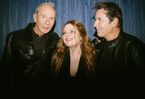 Ozya avec Patrick Deltenre et Philippe Decock, photo de presse du spectacle Ozya chante Maurane